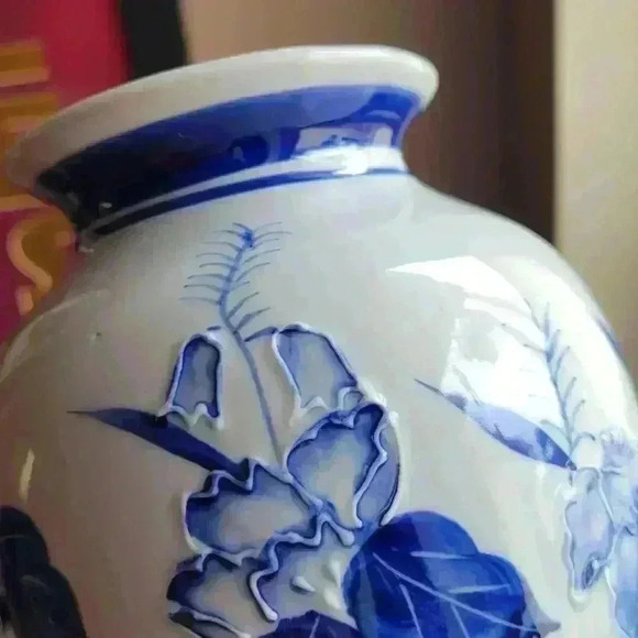 Asian Vase White & Blue Porcelain Floral, Leaf Motif Vase Mid 20th Century - Picture 16 of 17
